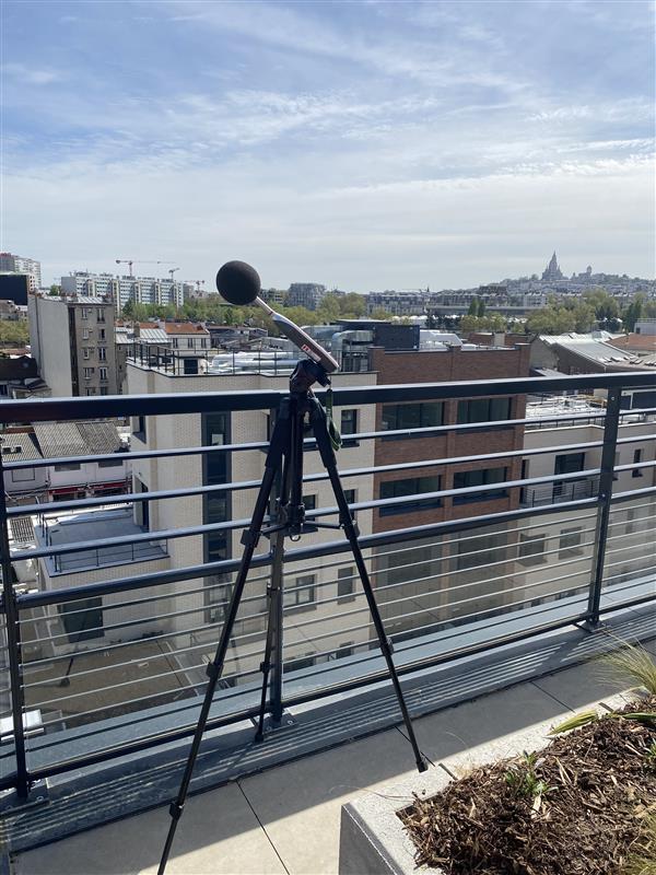 Sonomètre à boule antivent sur trépied en terrasse d'immeuble parisien, mesure du bruit résiduel de l'environnement urbain, point de mesure A